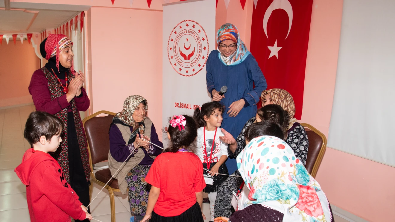 Anaokulu öğrencileri, Dr. İsmail Işık Huzurevi Yaşlı Bakım ve Rehabilitasyon Merkezini ziyaret etti